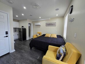 คอมฟอร์ทสตูดิโอ | พื้นที่ทำงานแบบใช้แล็ปท็อป, ผ้าม่านกันแสง, ห้องเก็บเสียง