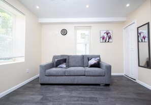 G3 Studio | บริเวณนั่งเล่น | สมาร์ททีวี 36 นิ้ว พร้อมช่องดาวเทียม, Netflix, Hulu