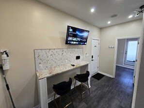G5 Apartment | Spiseområde på rommet