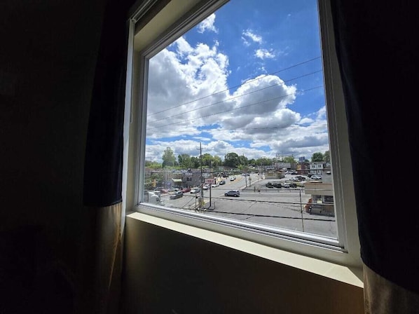 1 habitación, espacio para trabajar con laptop y cortinas blackout