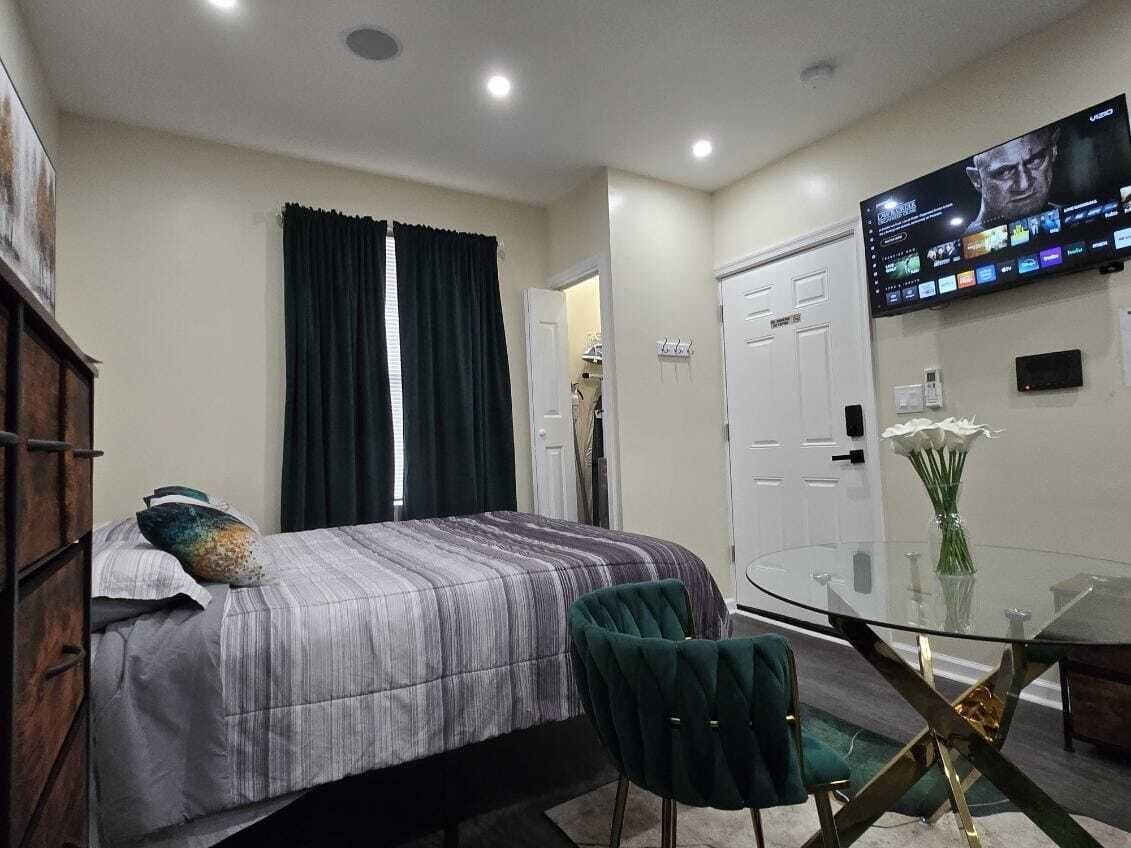 G2 Studio | Living area | 36-inch Smart TV with satellite channels, Netflix, Hulu