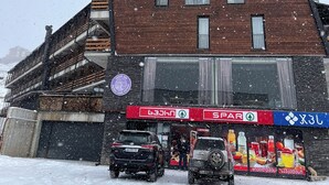 Un immeuble à plusieurs étages sur lequel on peut lire l’inscription « MARSHALL DEVELOPMENT ».