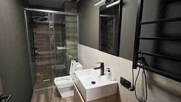 Studio | Badezimmer | Dusche, Handtücher, Toilettenpapier