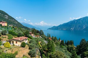 A coastal village with houses, a road, and a lake. - Limonta Lakeview Apartment by Wonderful Italy (Oliveto Lario)