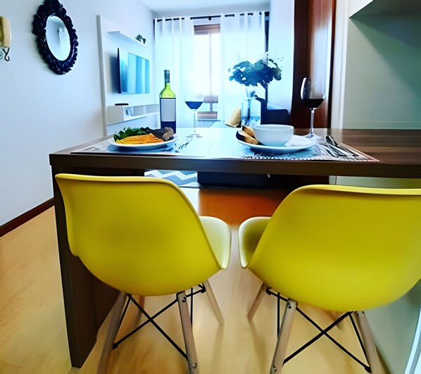 Basic Apartment | Dining