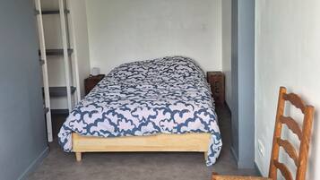 2 bedrooms, iron/ironing board, travel crib, free WiFi