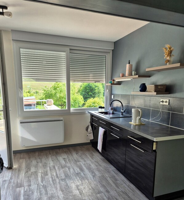 Réfrigérateur, micro-ondes, four, plaque de cuisson