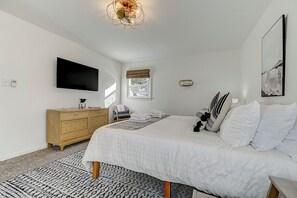 5 bedrooms, free WiFi, bed sheets - Large Pet-Friendly Sleeps 10 Near Palmer Park
 (Colorado Springs)