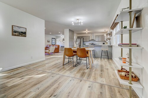 Large Pet-Friendly Sleeps 10 Near Palmer Park
