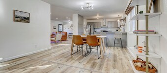 Large Pet-Friendly Sleeps 10 Near Palmer Park
