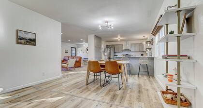 Large Pet-Friendly Sleeps 10 Near Palmer Park