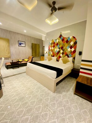 Desk, laptop workspace, free WiFi - Sarin Inn Boutique Hotel (Varanasi)