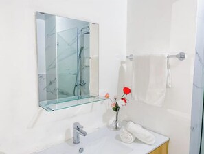 Haartrockner, Handtücher, Seife, Toilettenpapier