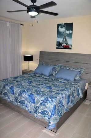 1 dormitorio, tabla de planchar con plancha, wifi y ropa de cama