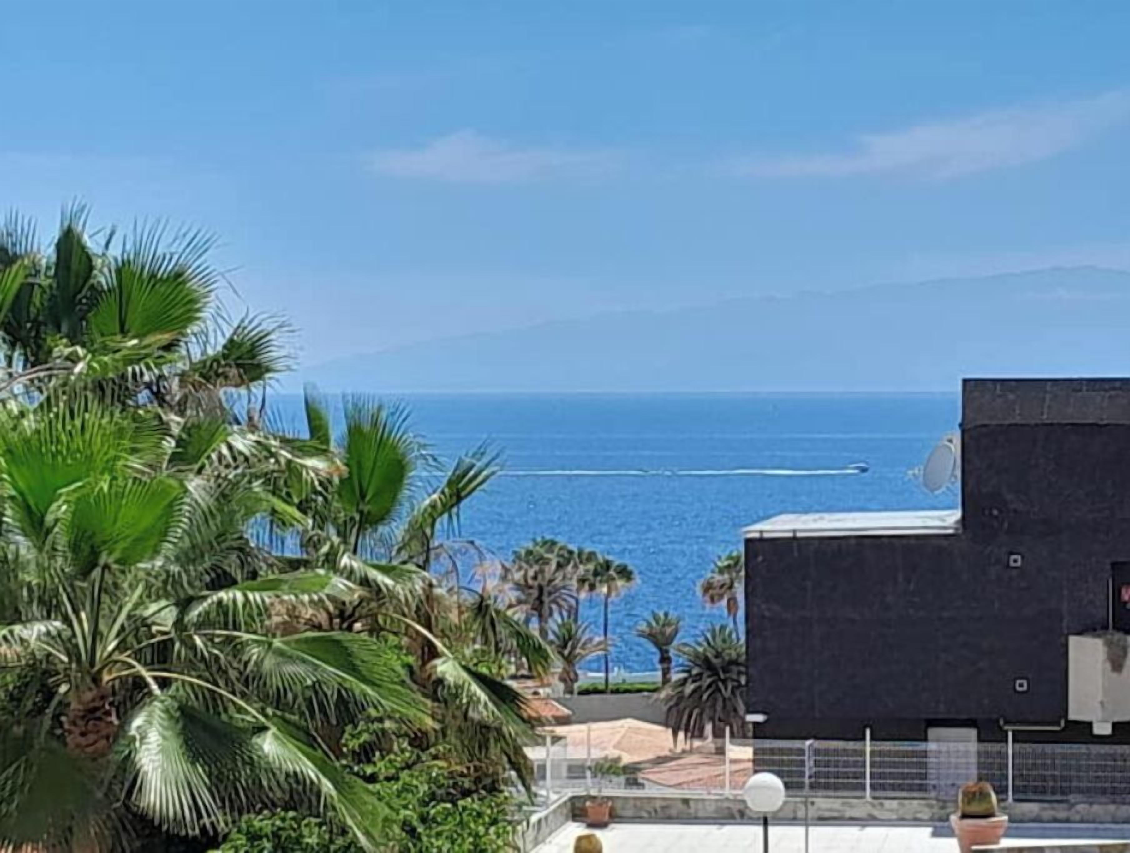 Un edificio moderno con vista al océano.