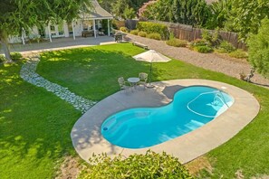A heated pool - Heated pool, walk to restaurants! (Los Alamos)