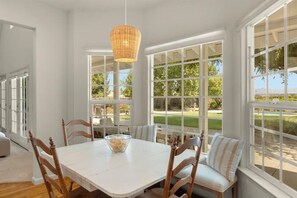 Dining - Heated pool, walk to restaurants! (Los Alamos)