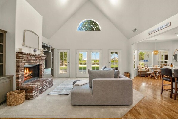 Smart TV, chimenea y libros 