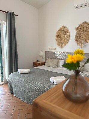 4 chambres, bureau, fer et planche à repasser, lit parapluie