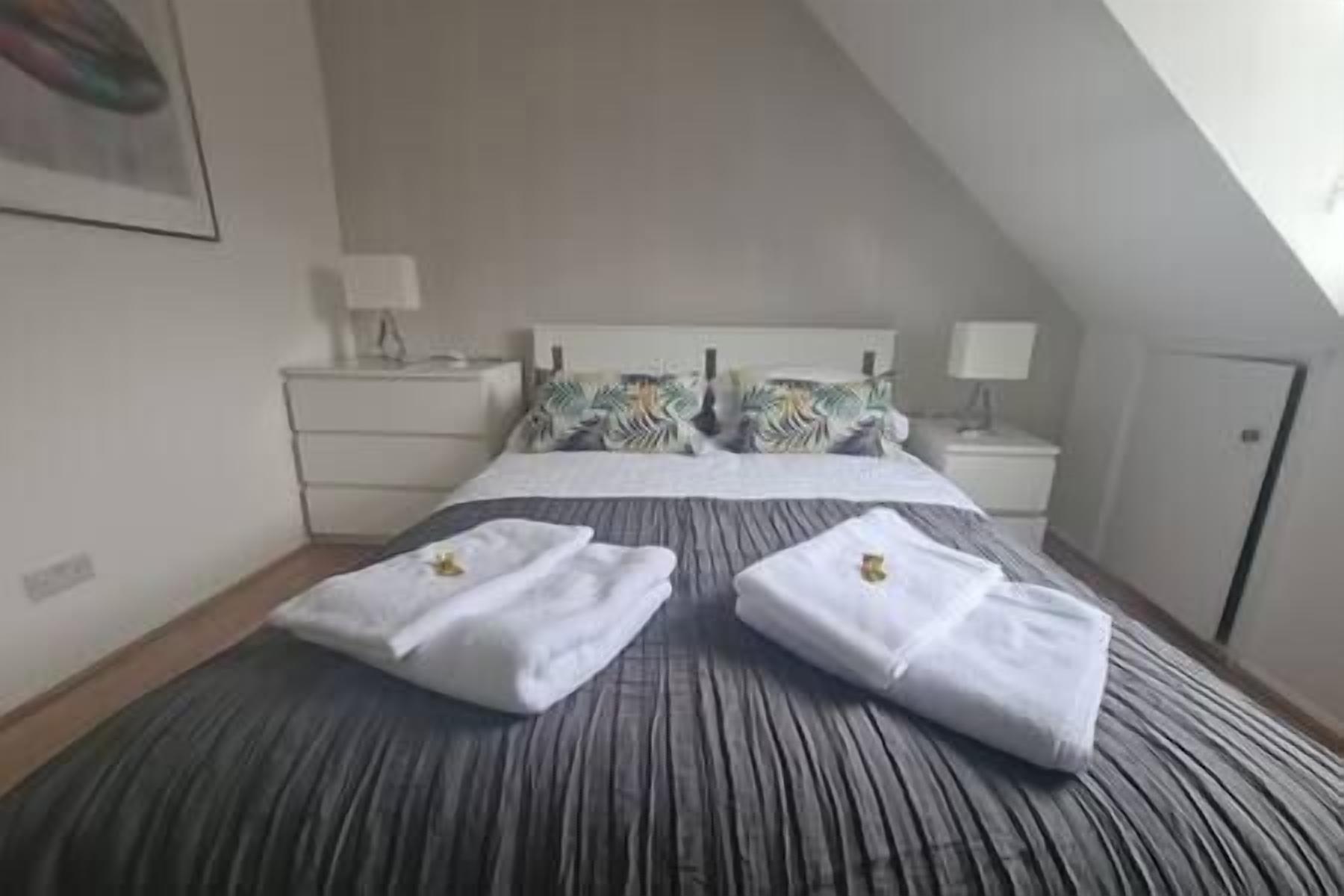 1 slaapkamer, een strijkplank/strijkijzer, wifi, beddengoed