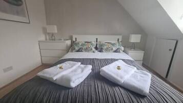 1 dormitorio, tabla de planchar con plancha, wifi y ropa de cama