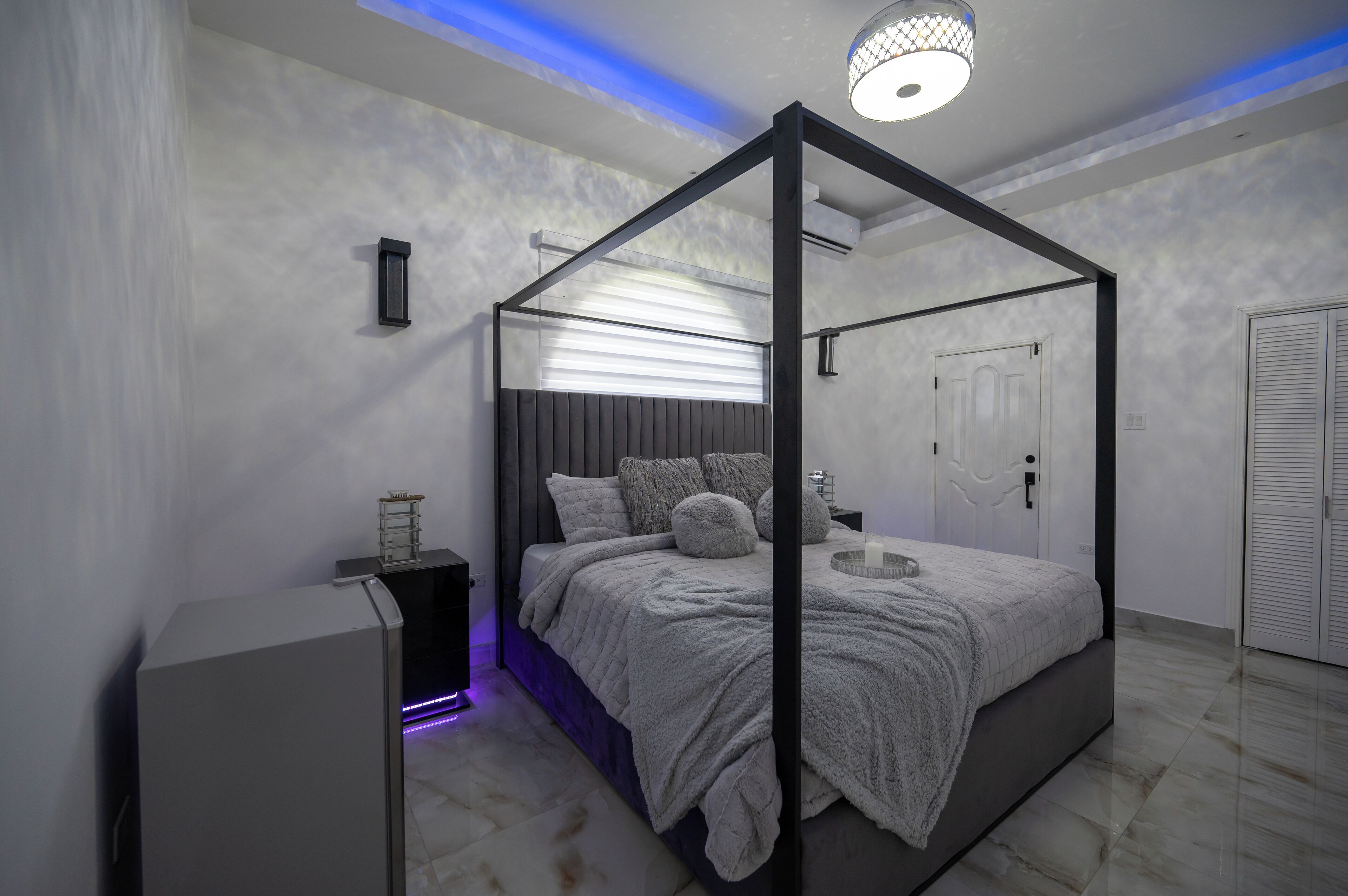 ستائر تعتيم ومكواة/لوح كي وواي فاي مجانًا