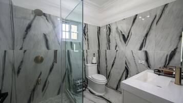 Kamar Double Superior, pemandangan kebun | Kamar mandi
