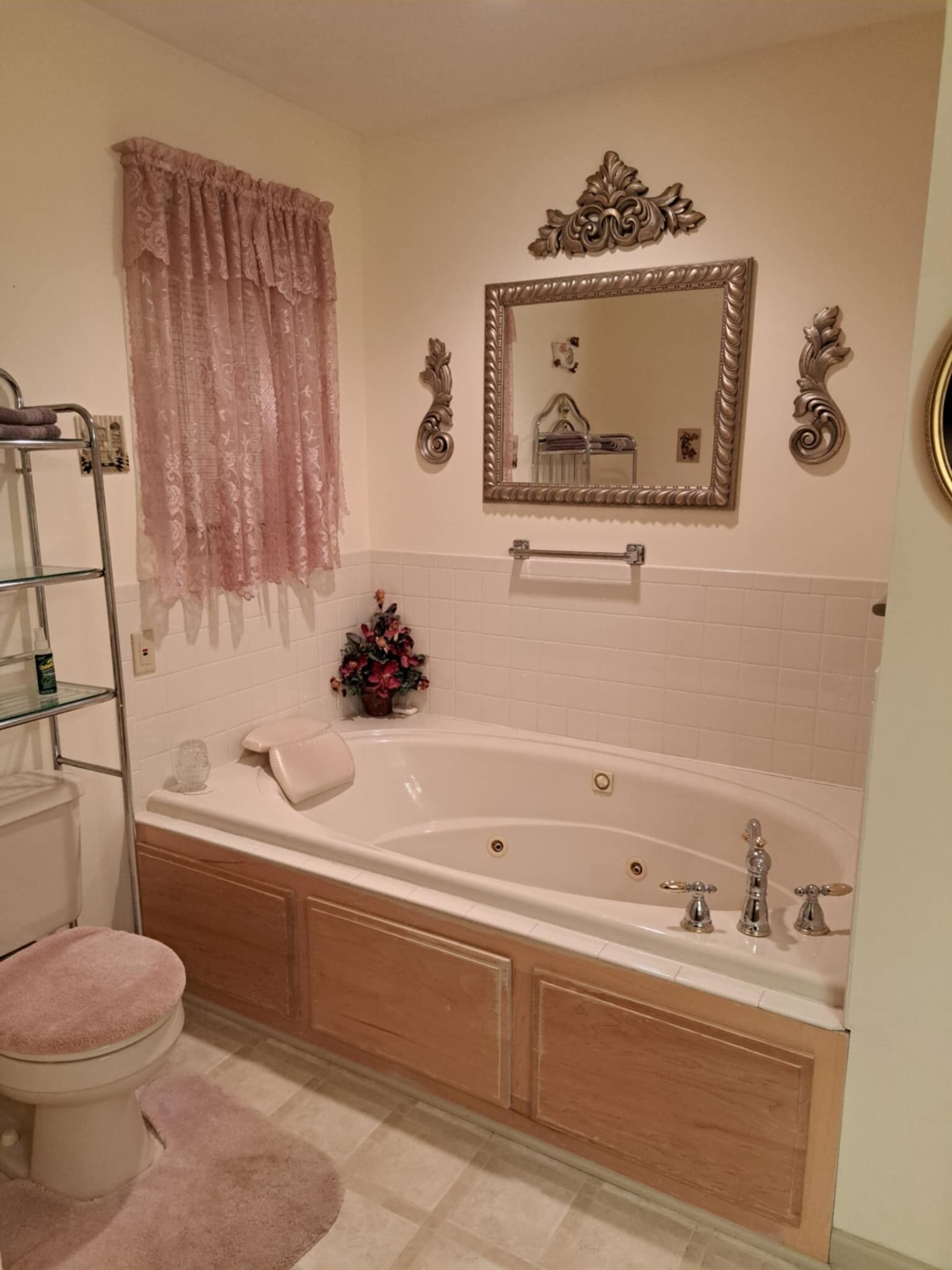 Baignoire à remous, séchoir à cheveux, serviettes fournies, savon