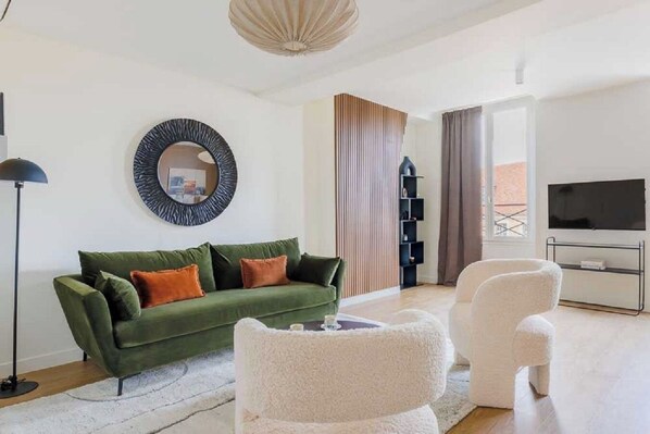 Tv, dvd-spelare, böcker och en stereo