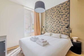 2 chambres, bureau, fer et planche Ă repasser, lit parapluie