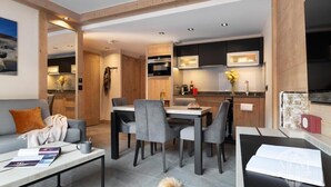 Ein modernes Apartment mit Essbereich, Küche und Wohnbereich.