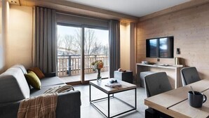 Ein modernes Wohnzimmer mit einer Couch, einem Couchtisch und einem Essbereich.