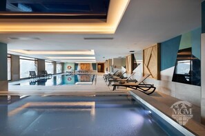 Una piscina cubierta, una piscina climatizada