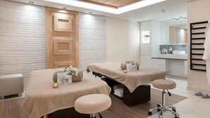 A modern spa room with two massage tables, a wooden ceiling, and a glass shower area. - Wifi, view village, fitness, swimming pool, sauna, hammam, balcony, tv, ski locker, 65m², Valmorel (Valmorel)
