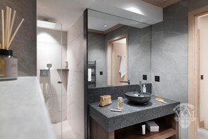 Hair dryer - Wifi, view village, fitness, swimming pool, sauna, hammam, balcony, parking, tv, ski locker, 65m² (Valmorel)