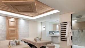 A modern spa room with two massage tables, a wooden ceiling, and a glass shower area. - Wifi, view village, fitness, swimming pool, sauna, hammam, balcony, tv, ski locker, 60m², Valmorel (Valmorel)