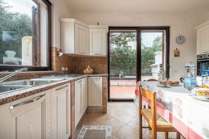 Réfrigérateur, four, plaque de cuisson