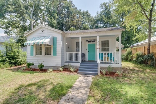 Less than a mile away from the beautiful Gulfport beaches, Mississippi Aquarium, and downtown.