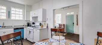 Less than a mile away from the beautiful Gulfport beaches, Mississippi Aquarium, and downtown.