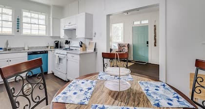 Less than a mile away from the beautiful Gulfport beaches, Mississippi Aquarium, and downtown.