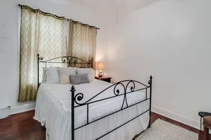 2 bedrooms, desk, free WiFi, bed sheets