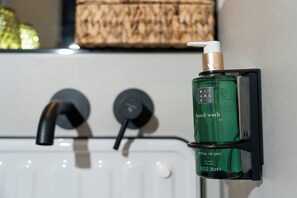 Shower, hair dryer, towels, toilet paper - Cocoon Theresienwiese (Munich)