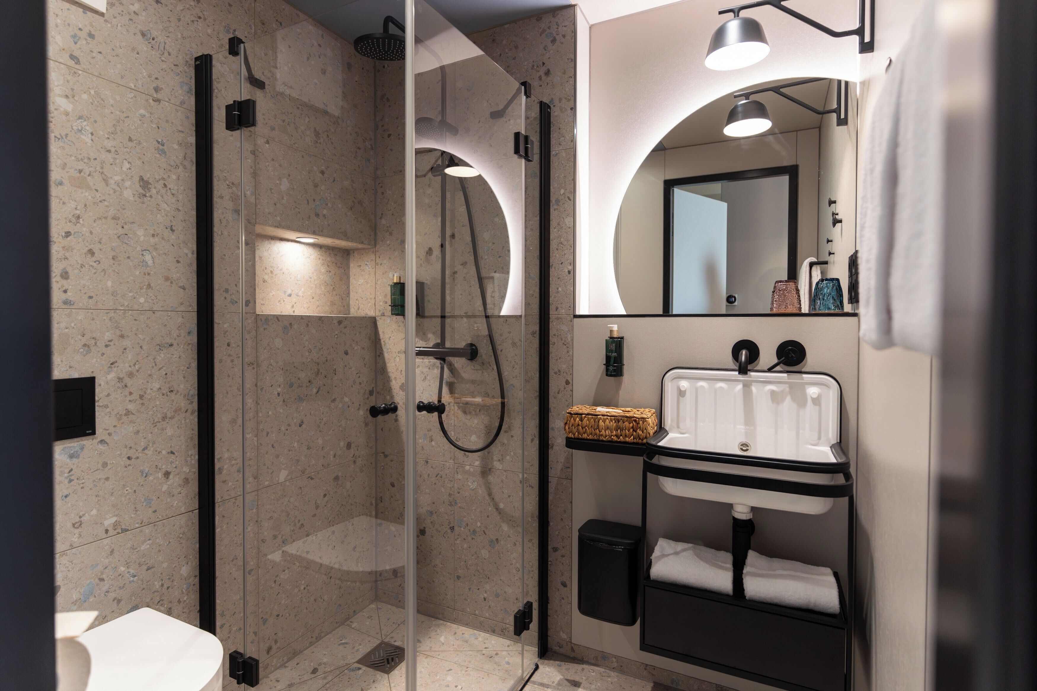 Dusch, hårtork, handdukar och toalettpapper