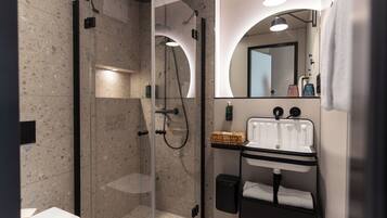 Dusch, hÄrtork, handdukar och toalettpapper