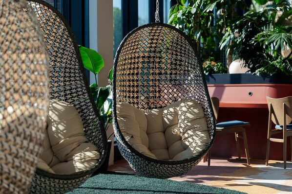 Área de estar no saguão