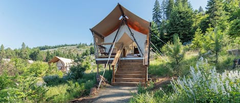 Deluxe Tent | Roupas de cama premium, berços grátis, camas extras/dobráveis