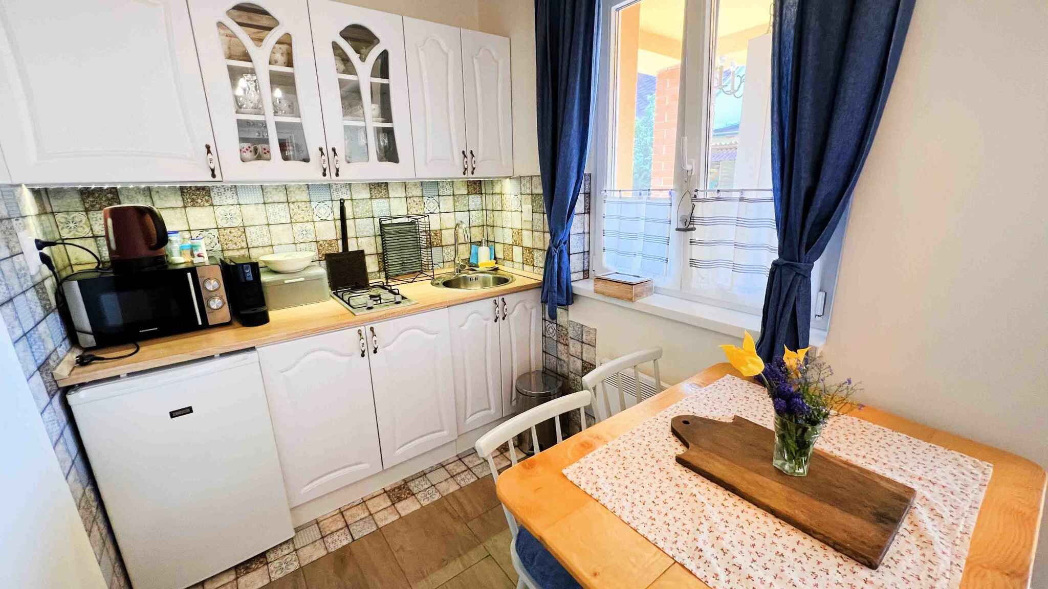 Kjøleskap, mikrobølgeovn, kokeplater og kaffetrakter/tekoker