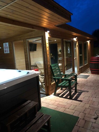Holiday home with lovely furnishings, whirlpool and sauna