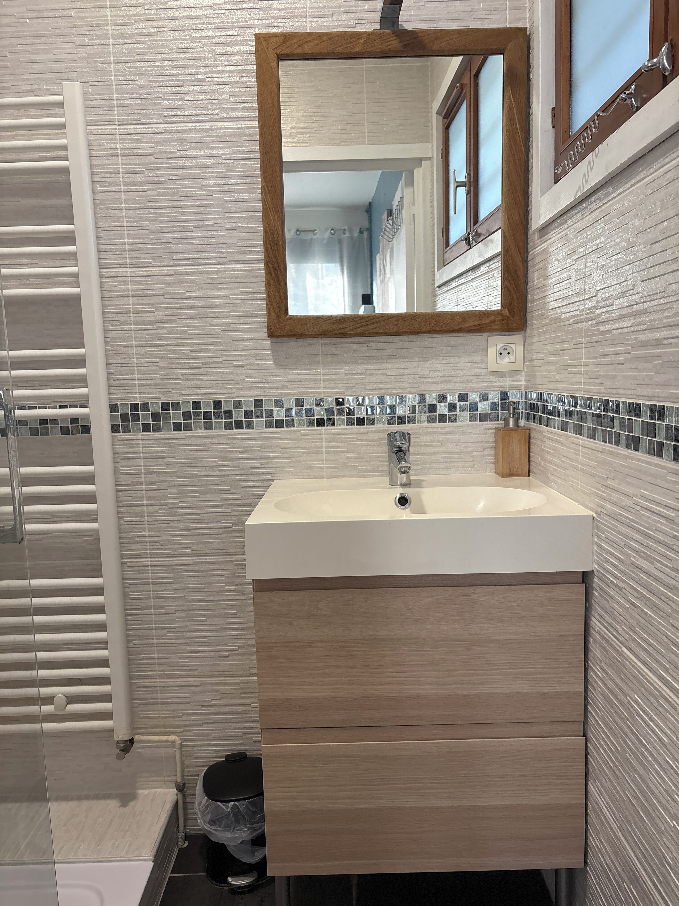 Suihku, hiustenkuivaaja, pyyhkeet, saippua