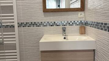 Suihku, hiustenkuivaaja, pyyhkeet, saippua